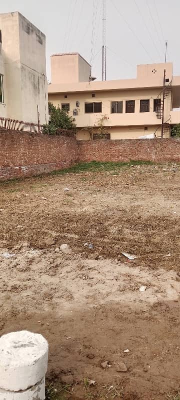 8 Marla Corner Plot Available For Sale