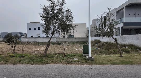 "Plot No. 885, Block S: Where Luxury Meets Location in DHA Phase 7"