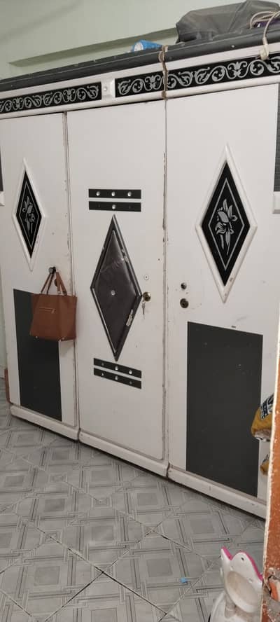 3 doors Cupboard
