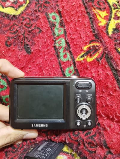 SAMSUNG ES80 CAMERA  10/9.5 CONDITION