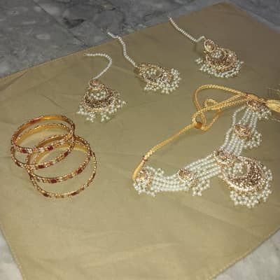 a very nice necklace set