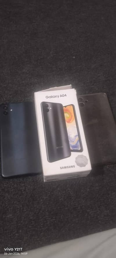 Samsung a04 3 32 with box 10.10 condition 1month ki warranty bhi du ga