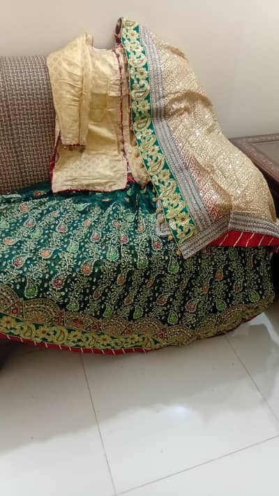 It's a pretty bridal, Decent in coĺor and in good condition