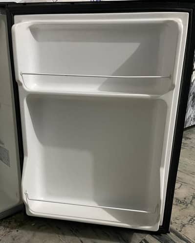 Haier  bed room size greey color ma 10/10 ok ha