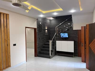 125sq yd Luxury Villa in Ali Block. 3Bedrooms, Drawing, Dining & American Kitchen. 5mins drive from main gate of BTK.