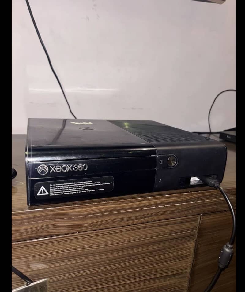 Xbox 360 e slim 1