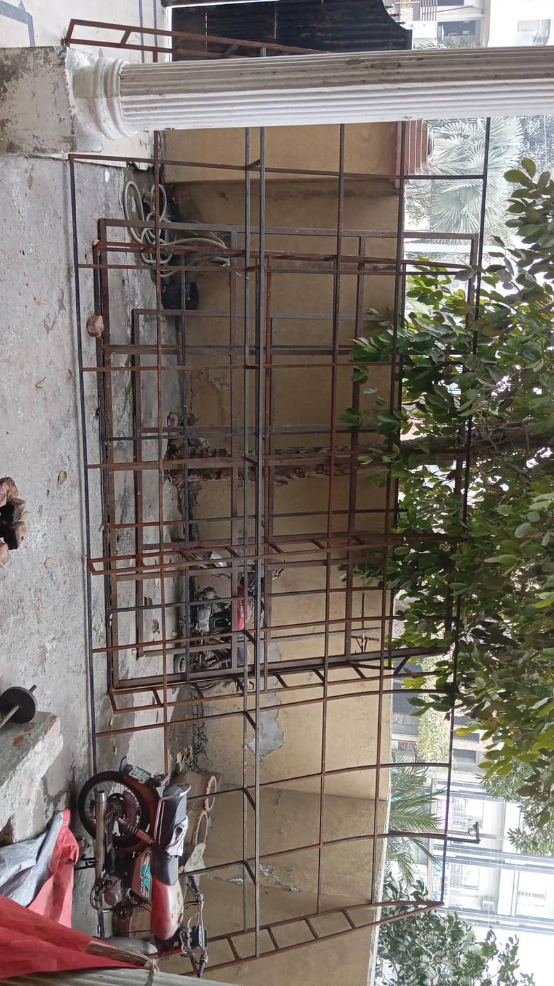 scaffold frame” . 2