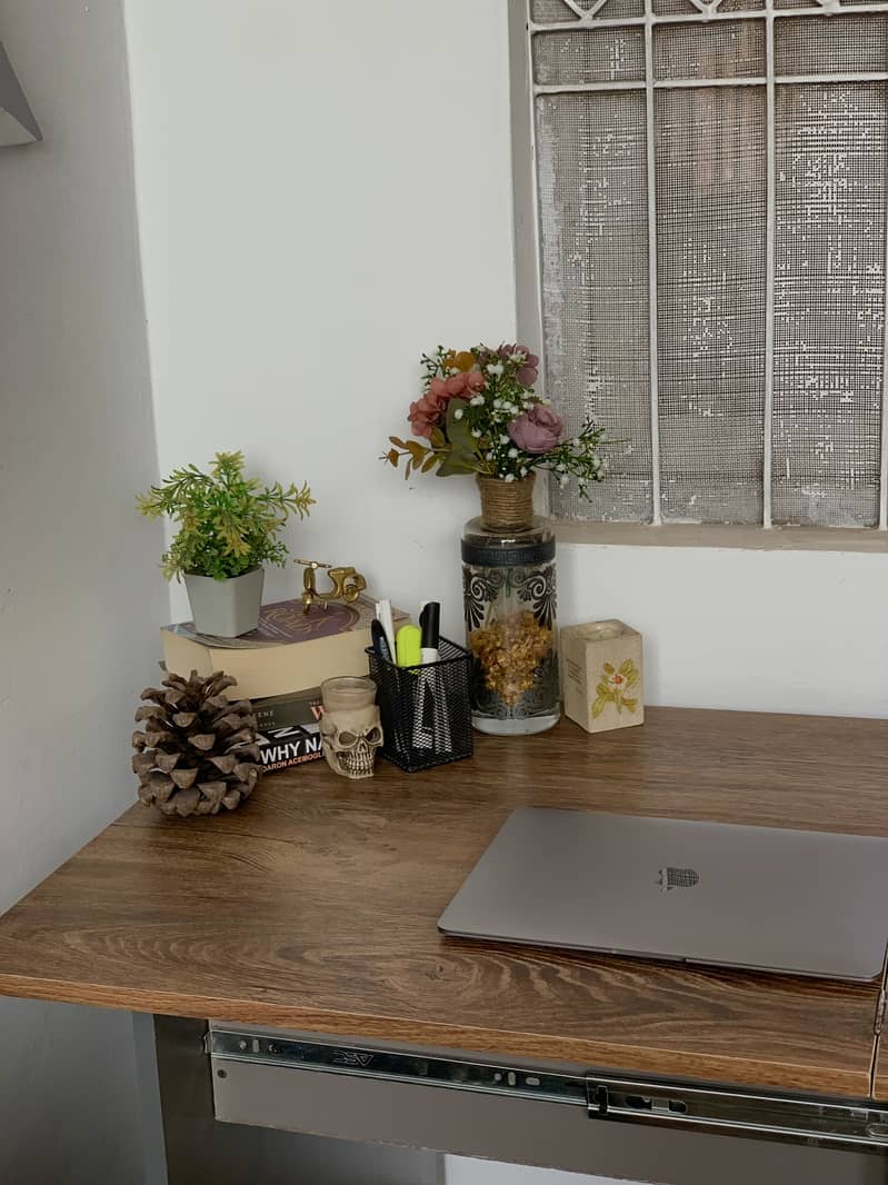 Space saving study table 4