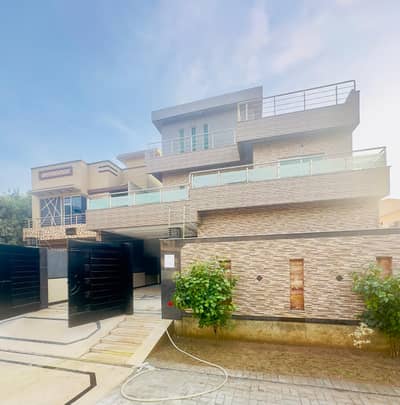 10 Marla Facing Park Used House Available For Sale Near To Main Road