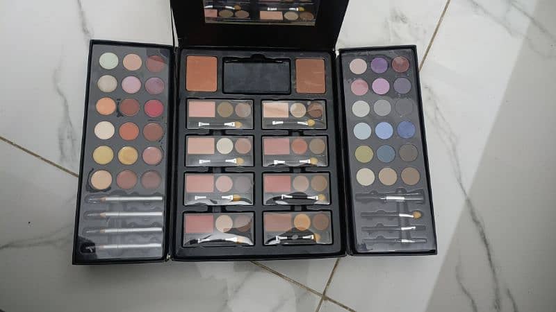 makeup kit 0