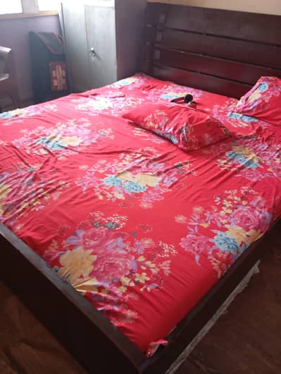 king size wooden bed