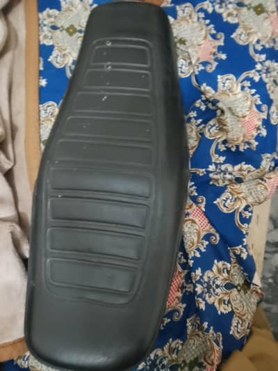 125 Honda seat and steel stand 03095227759