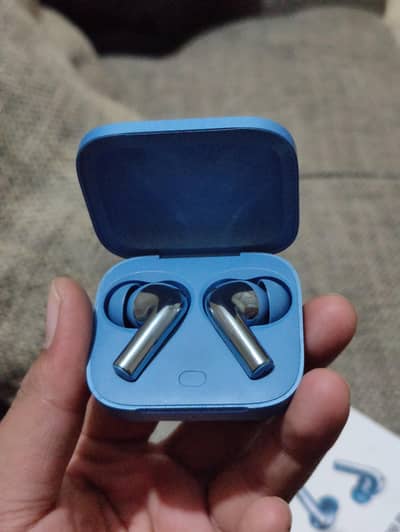 OnePlus buds 3 complete box ke sath hai.