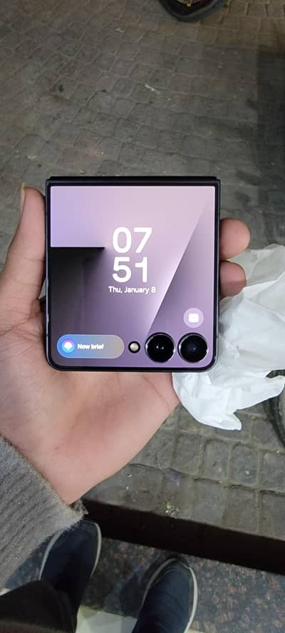 flip 7 12gb 256gb 10/10 4 minth sim time avail