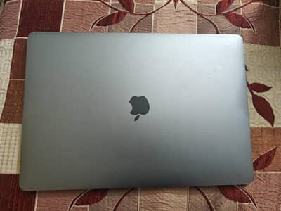 MacBook Pro 2018 - i7 16GB 256GB - 4GB AMD Graphics card