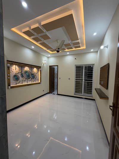 4 MARLA LOWER PORTION AVAILABLE FOR RENT IN HIGH COURT PH 2 COLLEGE ROAD LAHORE