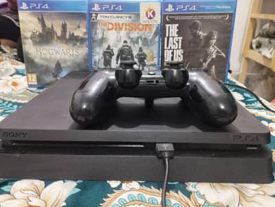 PS4 Slim Disc Edition 500 GB in Mint Condition  with 3 Famous Games