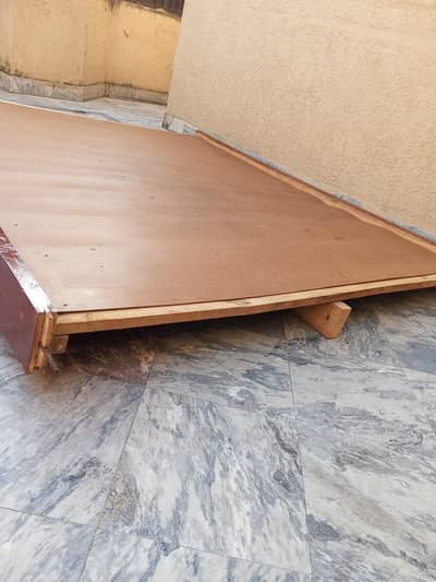 Bed with 2 side tables.