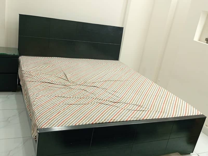 Queen size bed 8