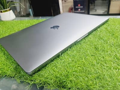 Macbook pro 2017 :i7 : 16 gb : 1Tb