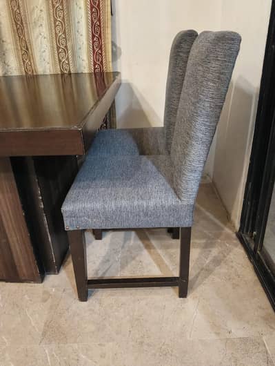 table with 4 chairs good condition