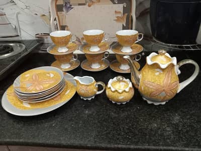 it's a really beautifu gold plated tea set