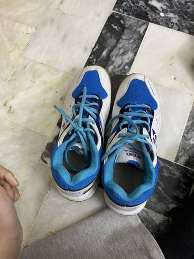 Badminton shoes