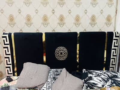 Vavlet bed in black color