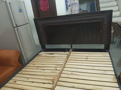 ڈبل بیڈ اچھی حالت میں ہے بس پالش ہونی ہے