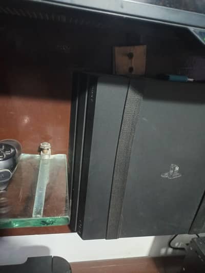 10/10 condition ps4 pro with one original controller. goldhen jailbreak