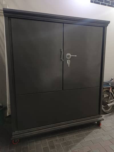 Iron Wardrobe (Petaa)