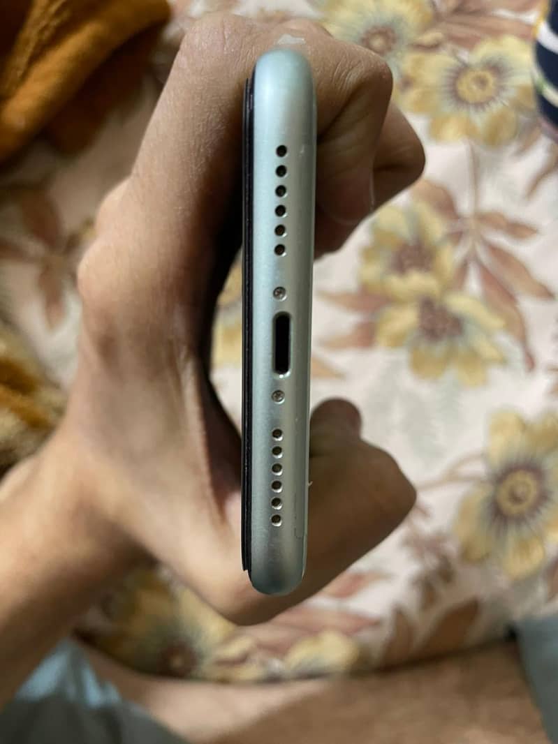 Apple iPhone 11 4