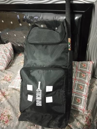 Pack of 6 hard ball cricket kit for U19 player Price only 8k(8000)