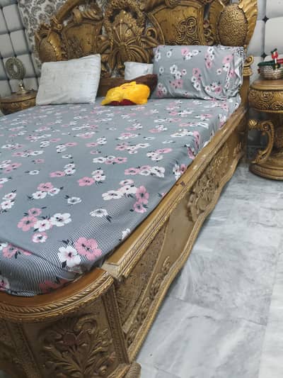 Bed Singhar Maze Iron Table