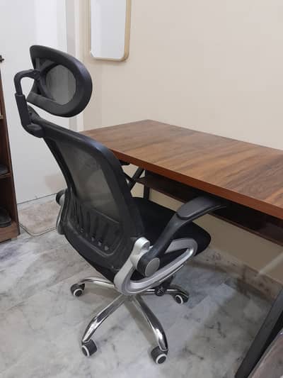 Lightly Used Computer Table & Comfortable Chair – Excellent Condition