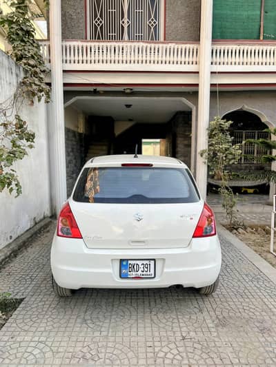 Suzuki swift DLX 2015