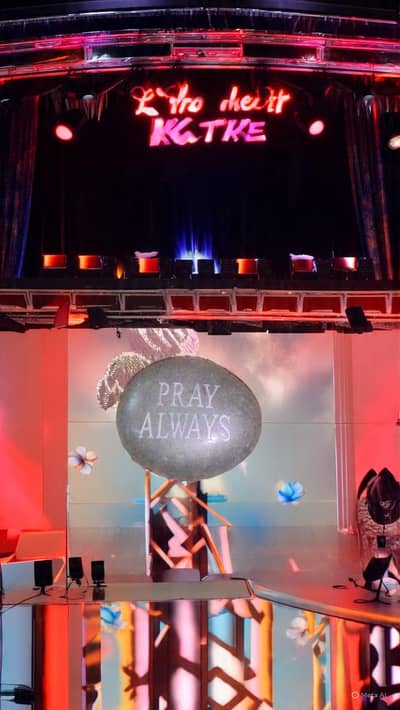 is ston per likha hai pray always