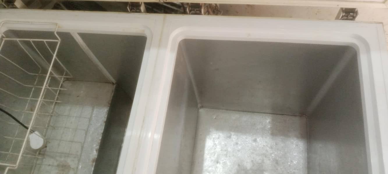 ویوز کمپنی کا فریزر ڈبل ڈور ایک سال بامشکل چلا ھے بالکل نیو کنڈیشن ھے 0