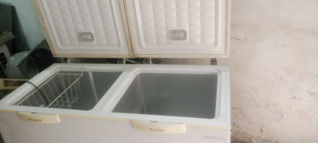 ویوز کمپنی کا فریزر ڈبل ڈور ایک سال بامشکل چلا ھے بالکل نیو کنڈیشن ھے 2