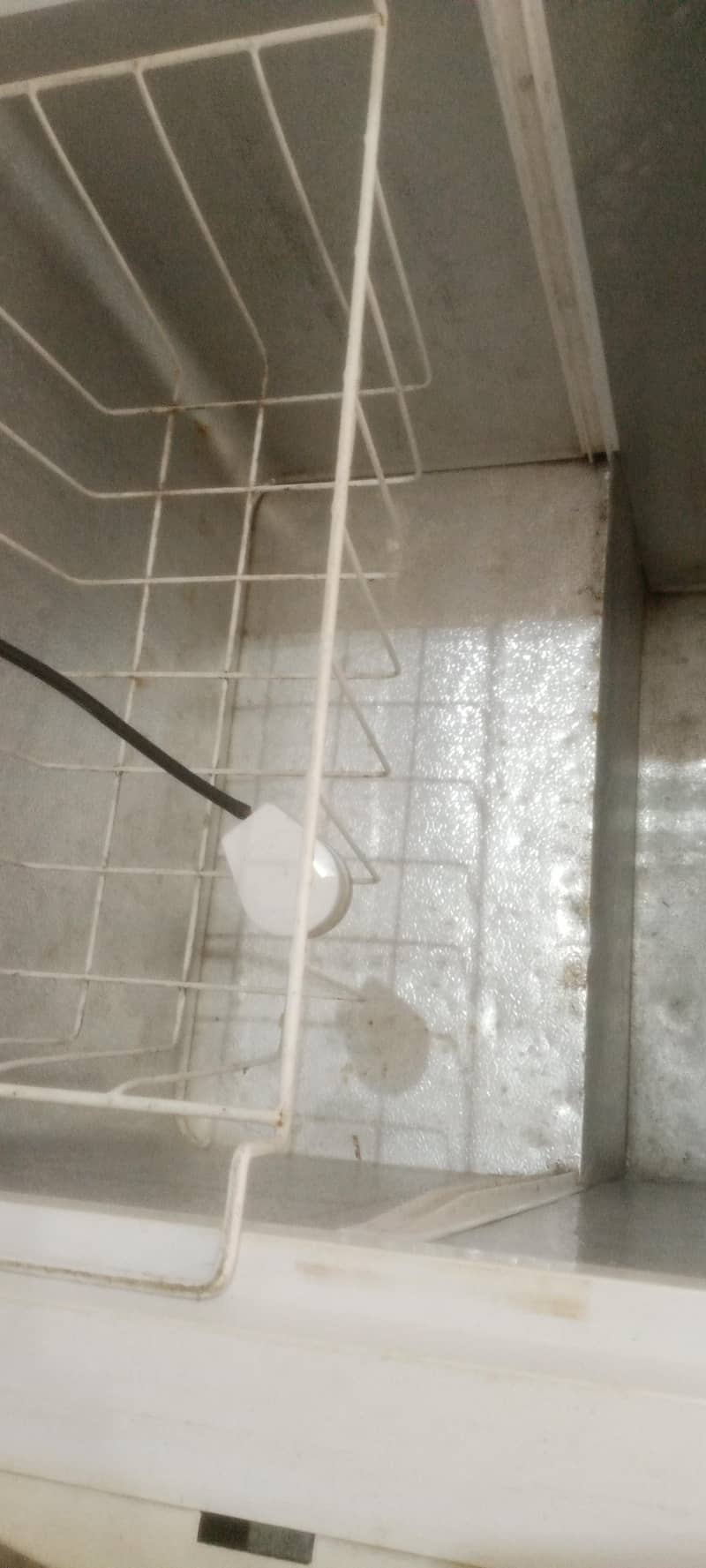 ویوز کمپنی کا فریزر ڈبل ڈور ایک سال بامشکل چلا ھے بالکل نیو کنڈیشن ھے 3