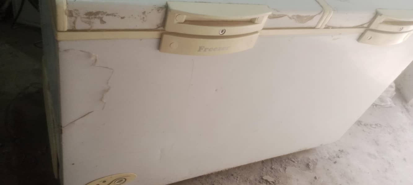 ویوز کمپنی کا فریزر ڈبل ڈور ایک سال بامشکل چلا ھے بالکل نیو کنڈیشن ھے 4