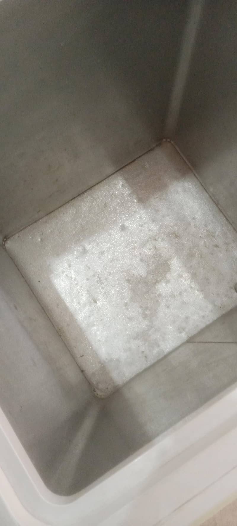 ویوز کمپنی کا فریزر ڈبل ڈور ایک سال بامشکل چلا ھے بالکل نیو کنڈیشن ھے 5