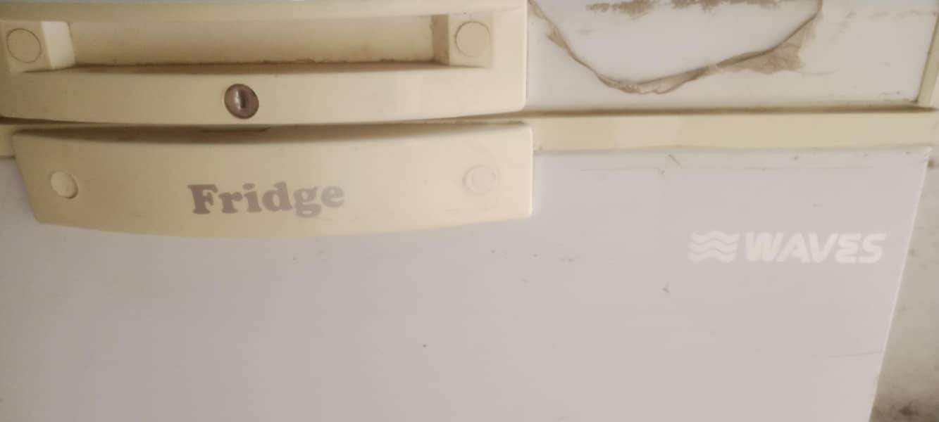 ویوز کمپنی کا فریزر ڈبل ڈور ایک سال بامشکل چلا ھے بالکل نیو کنڈیشن ھے 6