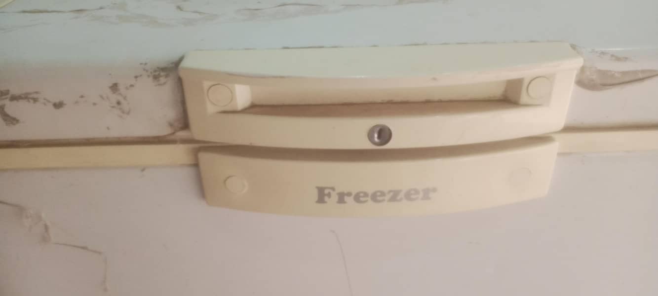 ویوز کمپنی کا فریزر ڈبل ڈور ایک سال بامشکل چلا ھے بالکل نیو کنڈیشن ھے 7