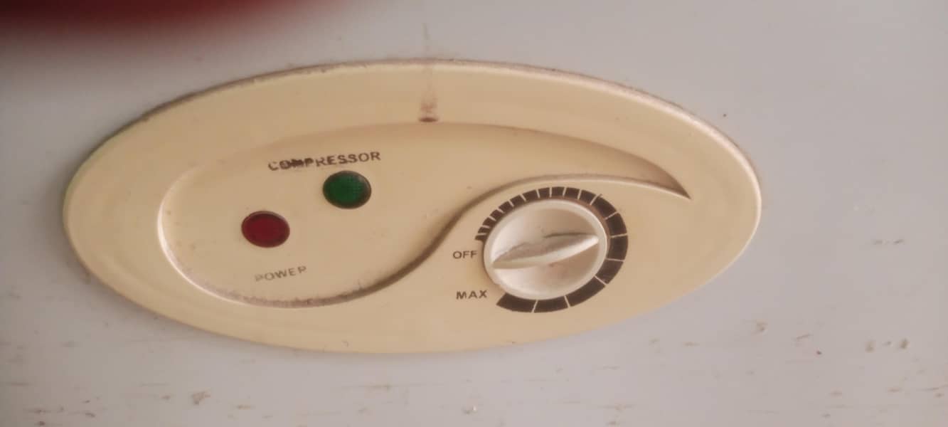 ویوز کمپنی کا فریزر ڈبل ڈور ایک سال بامشکل چلا ھے بالکل نیو کنڈیشن ھے 8