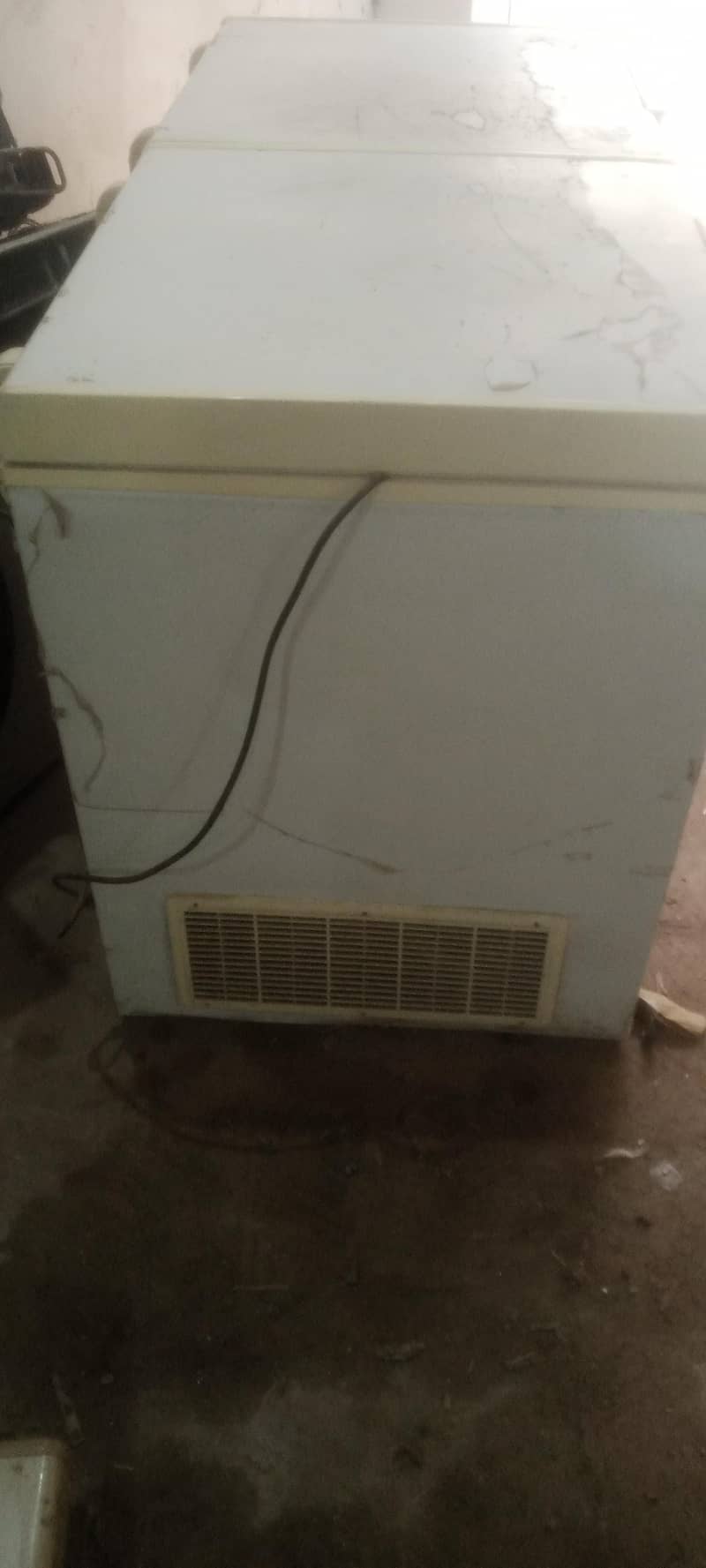 ویوز کمپنی کا فریزر ڈبل ڈور ایک سال بامشکل چلا ھے بالکل نیو کنڈیشن ھے 9