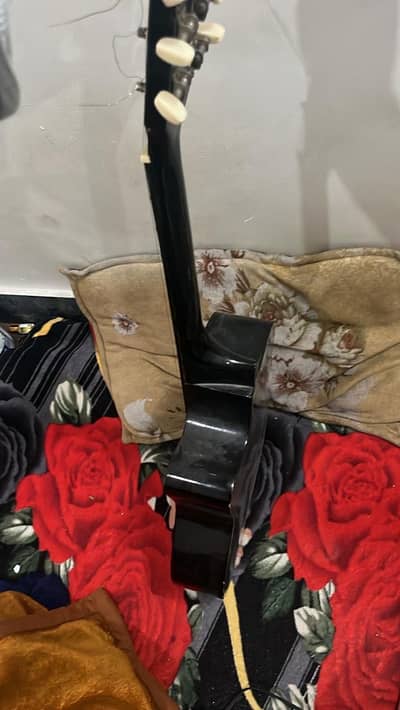 Accoustic black guitar