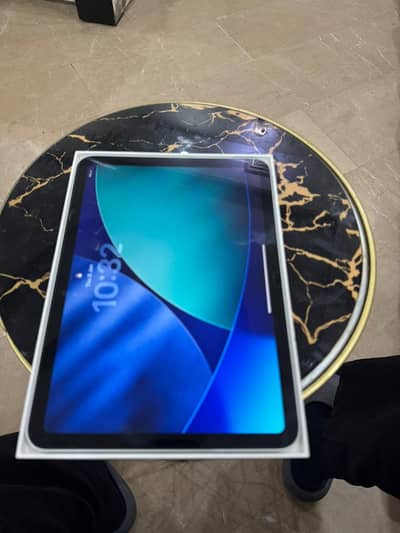 Apple iPad 11th Gen (A16) 256GB – Brand New with BOX and Cover.