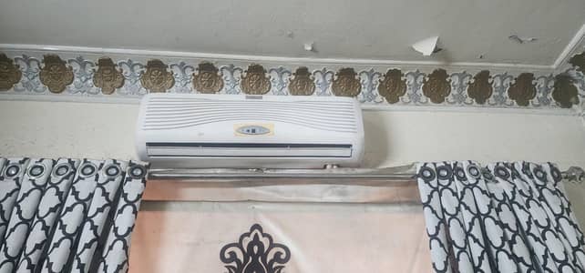 Ac Dawlance 1 ton working resonable