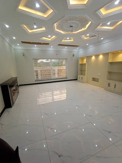 10 Marla Used House Available For Sale